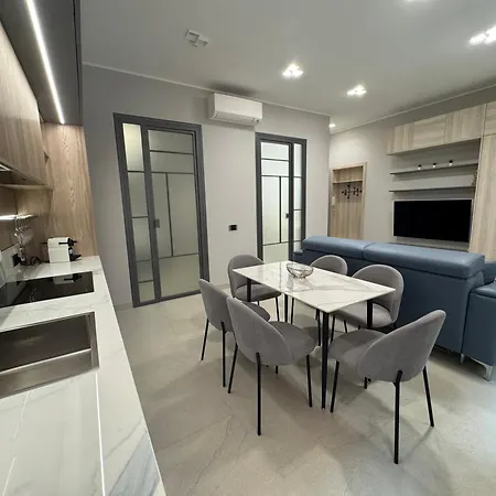 Daire Kadevi Apartment -Centralissimo, Parcheggio, Bici- *